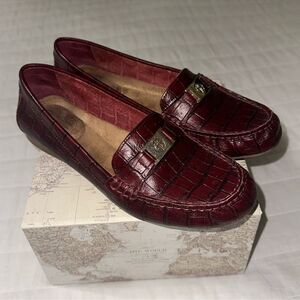 GB 6.5 B Dailyn Burgundy Croc Pebbled Print Genuine Leather Sewn Details Loafers